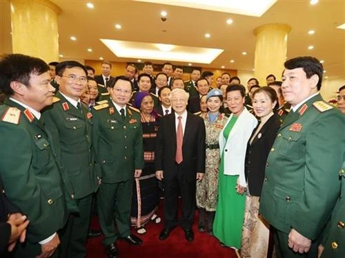 越南人民军建军75周年：国家主席阮富仲亲切会见在建设强大的全民国防体系中的先进模范代表