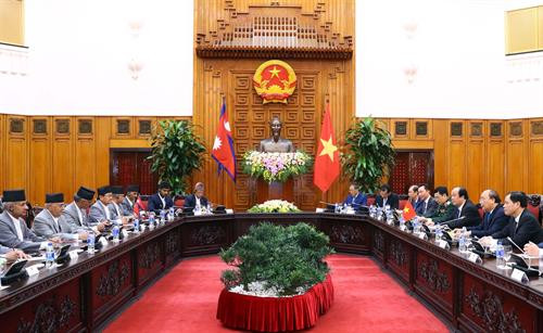 越南政府总理阮春福与尼泊尔总理奥利举行会谈