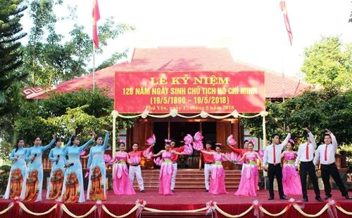越南全国各地举行纪念胡志明主席诞辰128周年活动