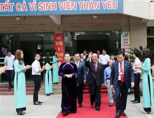 越南国会主席出席财政学院教师节庆祝活动
