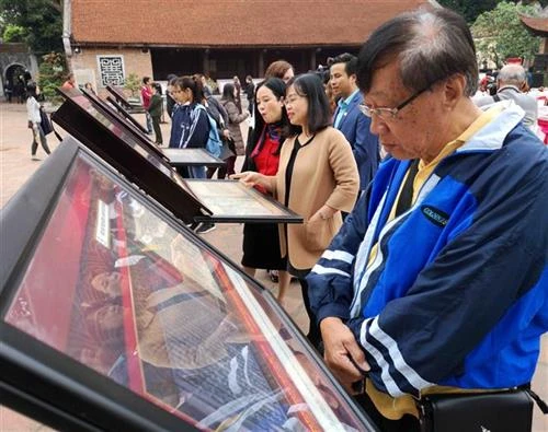“阮朝木板中的国徽和越国京都”展览会在河内文庙国子监举行