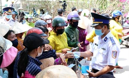 越南海警察司令部向朔庄省干旱和海水入侵灾民捐赠生活用水和医用口罩