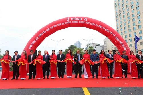 河内市安阳与青年路交叉处天桥正式通车