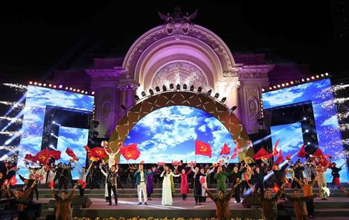 胡志明市举行特别文艺晚会 庆祝越南共产党成立90周年