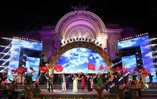 胡志明市举行特别文艺晚会 庆祝越南共产党成立90周年