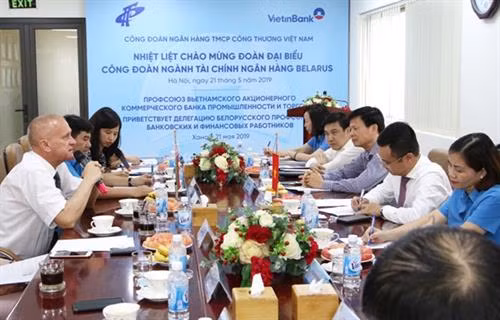 越南国家银行副行长陶明秀会见白俄罗斯金融银行行业工会代表团一行