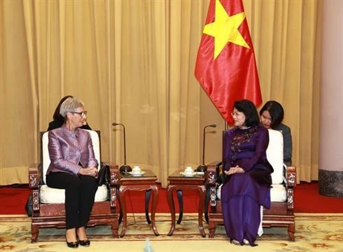 国家副主席邓氏玉盛会见澳大利亚维多利亚州州长琳达·德绍