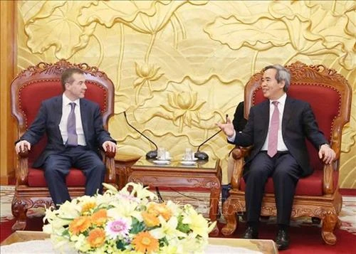 越共中央经济部部长会见国际经济合作银行领导