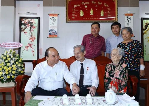 阮春福走访慰问胡志明市资深记者 
