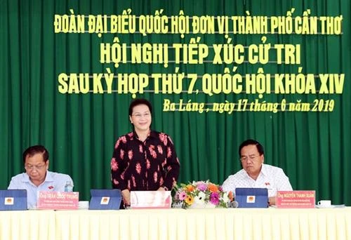 国会主席阮氏金银与芹苴市选民面对面交流