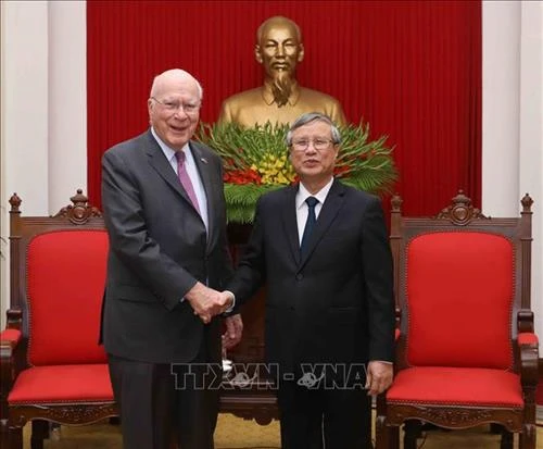 越共中央书记处常务书记陈国旺会见美国参议院代表团