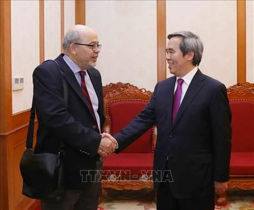 越共中央经济部长阮文平会见国际货币基金组织代表团