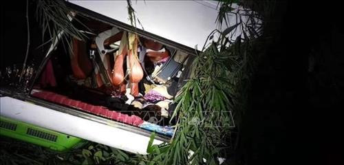 载有中国游客大巴在老挝发生严重车祸 多人伤亡
