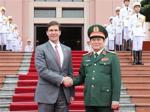 美国国防部部长埃斯珀对越南进行正式访问