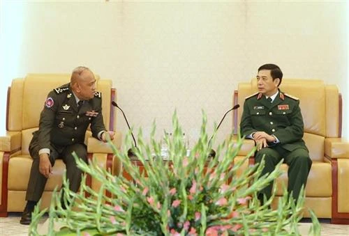 潘文江上将会见柬埔寨王家军国防大学校长谢塔拉