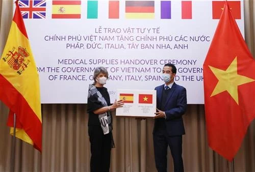 越南向部分欧洲国家移交防疫物资