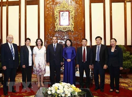 国家副主席邓氏玉盛会见拉丁美洲通讯社代表团