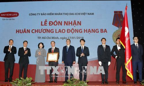国家副主席邓氏玉盛授予第一生命保险（越南）三级劳动勋章