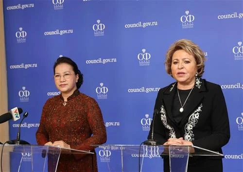 越南国会主席与俄罗斯联邦委员会主席共同会见记者