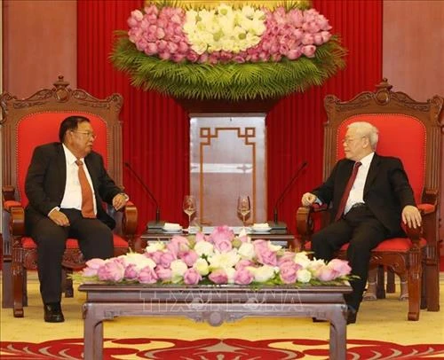 越共中央总书记、国家主席阮富仲会见老挝国家主席本扬·沃拉吉