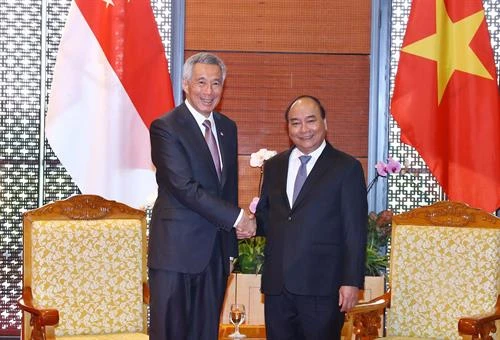 越南政府总理阮春福与新加坡总理李显龙进行会晤