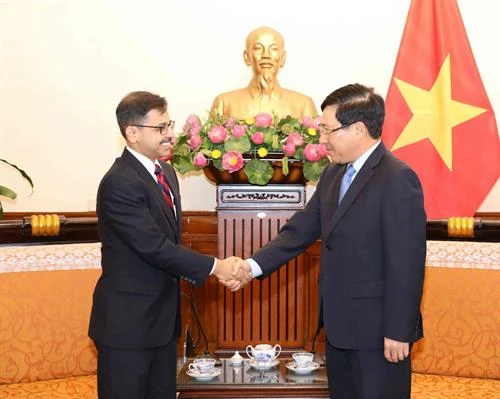 越南政府副总理兼外长范平明会见印度新任驻越大使普拉奈·维尔马