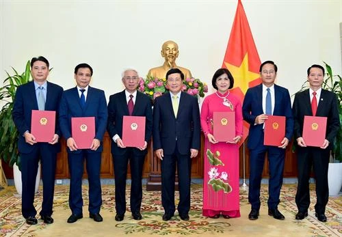 2019-2022年任期六位新任驻外大使任命书颁发仪式在河内举行