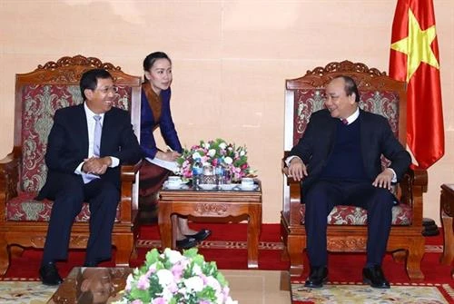 阮春福总理会见老挝中央银行行长宋赛•斯法赛