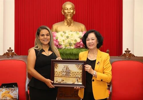 越共中央民运部部长张氏梅会见委内瑞拉统一社会主义党青年代表团