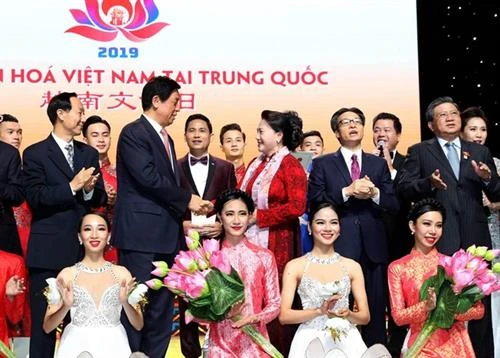 国会主席阮氏金银出席“友谊桥梁”文艺晚会