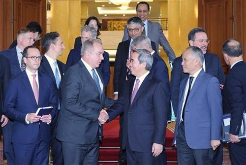越共中央经济部部长阮文平会见美国企业代表团