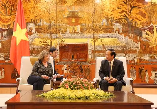 河内市希望加强同法国各地各企业合作