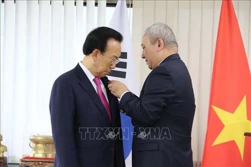 越南向原韩国庆尚北道省知事授予三级劳动勋章