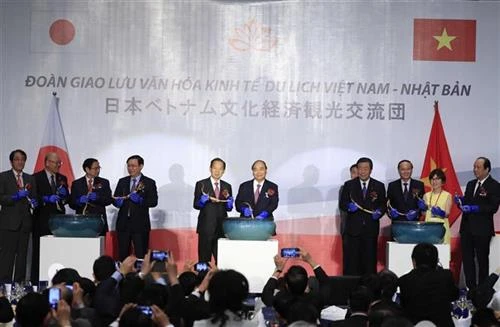 越南政府总理与日本自由民主党秘书长出席越日文化交流晚会