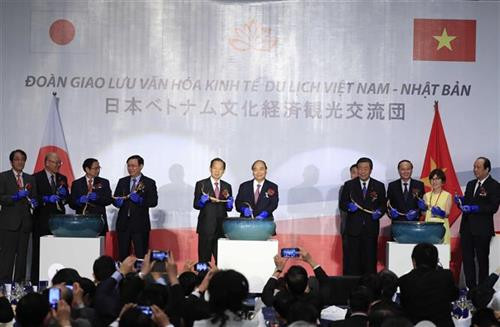越南政府总理与日本自由民主党秘书长出席越日文化交流晚会