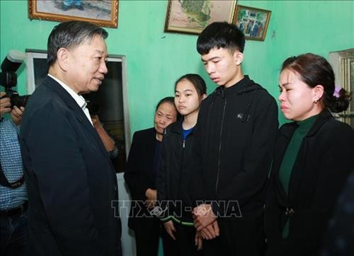 越南政府总理向同心妨碍公务案中牺牲的三名公安烈士授予“祖国记功”证书
