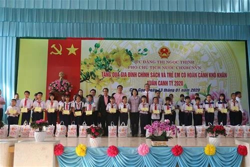 国家副主席邓氏玉盛在前江省开展春节前走访慰问活动
