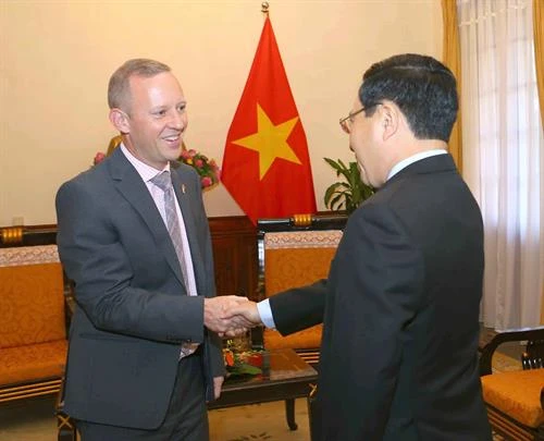越南政府副总理兼外交部长范平明会见英国驻越大使