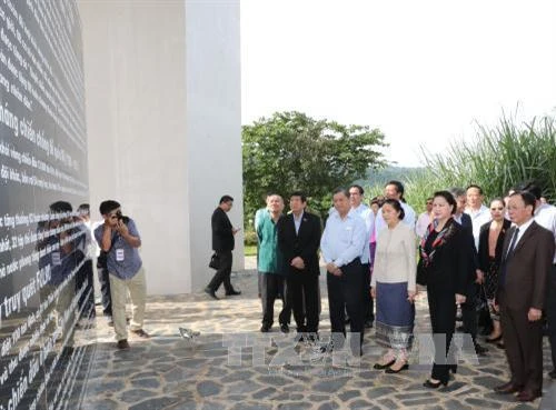 越老两国国会主席前往西进52号团历史遗迹区敬香