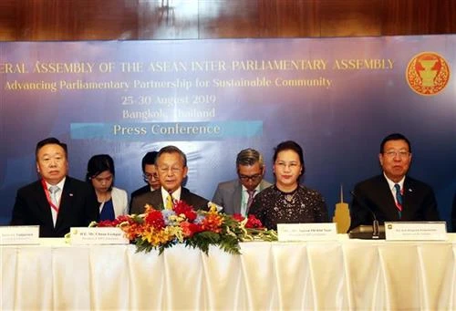 阮氏金银与泰国国会下议院议长川•立派共同召开新闻发布会