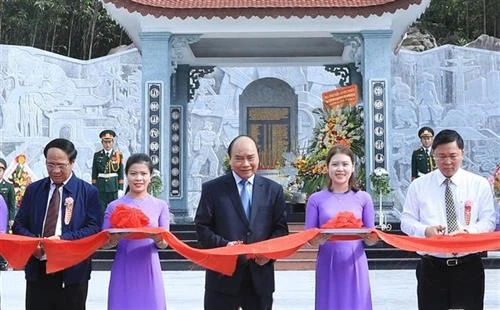 政府总理阮春福出席广南省烈士庙落成仪式