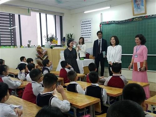 日本外务省大臣夫人探访河内朱文安小学
