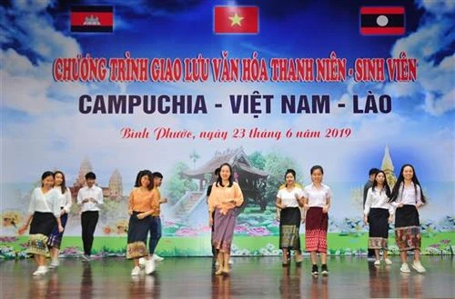加强柬越老青年学生团结友谊