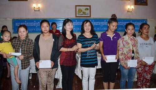 越南安江省和芹苴市代表向柬埔寨贫困者赠送礼物。(图片来源:越通社) 越南安江省和芹苴市代表向柬埔寨贫困者赠送礼物。(图片来源:越通社)