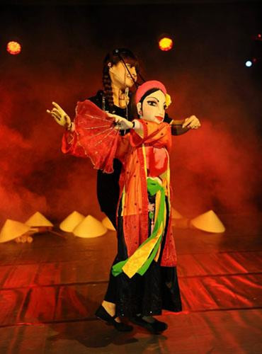 越南优秀艺人胡氏水仙的一个表演节目。(图片来源:越南人民报) 越南优秀艺人胡氏水仙的一个表演节目。(图片来源:越南人民报)