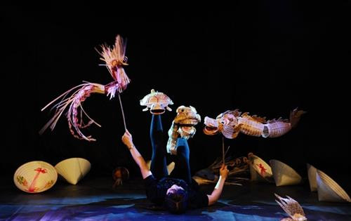 越南优秀艺人胡氏水仙的一个表演节目。(图片来源:越南人民报) 越南优秀艺人胡氏水仙的一个表演节目。(图片来源:越南人民报)