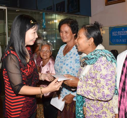 越南安江省和芹苴市代表向柬埔寨贫困者赠送礼物。(图片来源:越通社) 越南安江省和芹苴市代表向柬埔寨贫困者赠送礼物。(图片来源:越通社)