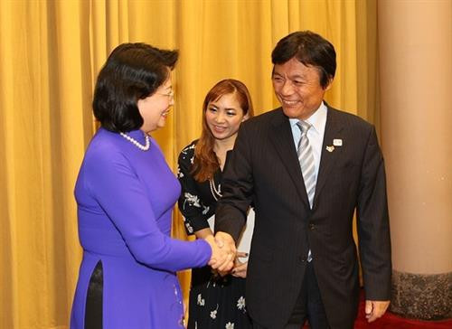 邓氏玉盛（左）会见日本福冈县知事小川洋。（图片来源：越通社）