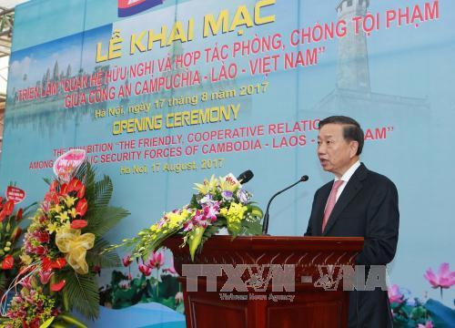 越南公安部部长苏林上将在展览会上发表讲话。(图片来源:越通社) 越南公安部部长苏林上将在展览会上发表讲话。(图片来源:越通社)