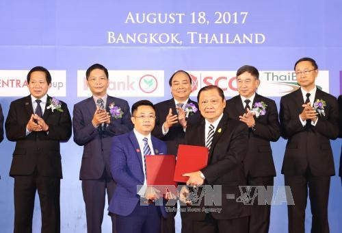 在阮春福和巴津的见证下，两国企业签署有关电力、高科技农业、货物配送、农产品销售、建设等多个领域的合作文件。（图片来源：越通社）